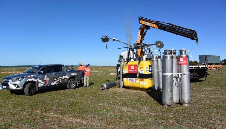 Toyota Hilux svetový rekord v lete balónom