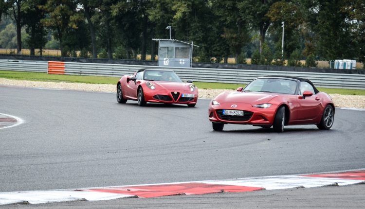 Alfa Romeo 4C Spider vs Mazda MX-5 010