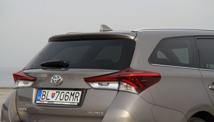 _RENAULT Megane Grandtour vs TOYOTA Auris Touring Sports_00010