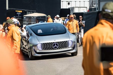 Obhajcu trofeje priviezol na golfový The Open futuristický Mercedes-Benz F 015