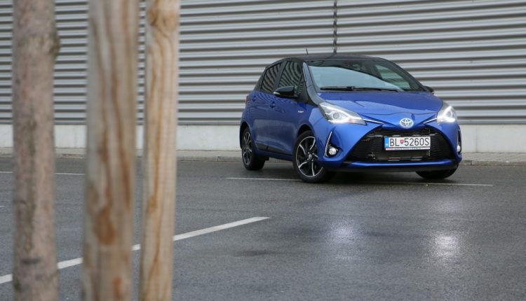 Toyota Yaris Hybrid 2017 0002
