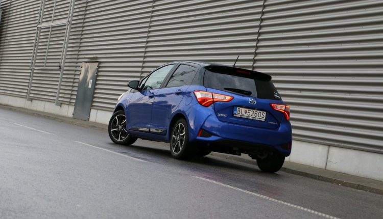 Toyota Yaris Hybrid 2017 0003
