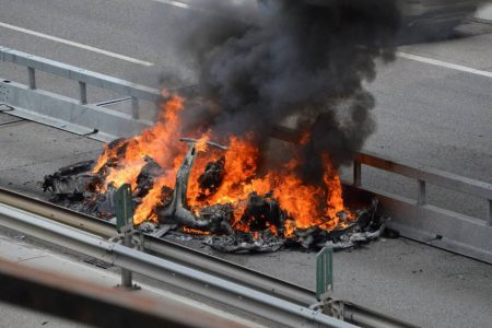 Ďalšia Tesla zhorela po tragickej nehode! Môžu za to batérie?