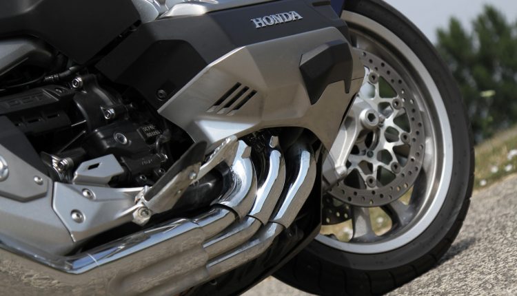 HONDA GL 1 800 Gold Wing Tour DCT 0012