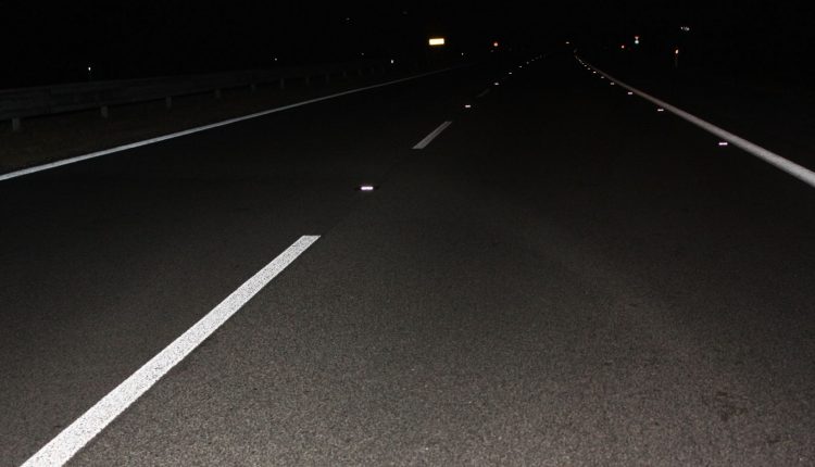 Retroreflexný gombík