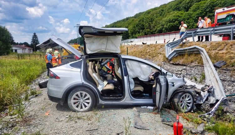 Nehoda Tesly pri Detve