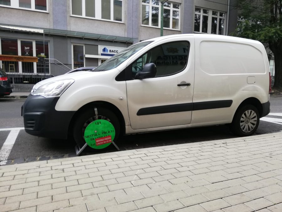 Blokovacie zariadenie na vozidle