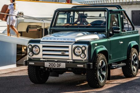 Starý Land Rover Defender neumiera!